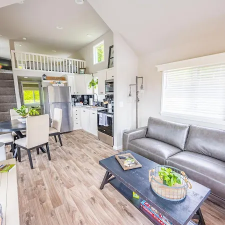 Rainforest Tiny Home Retreat Farmhouse 18